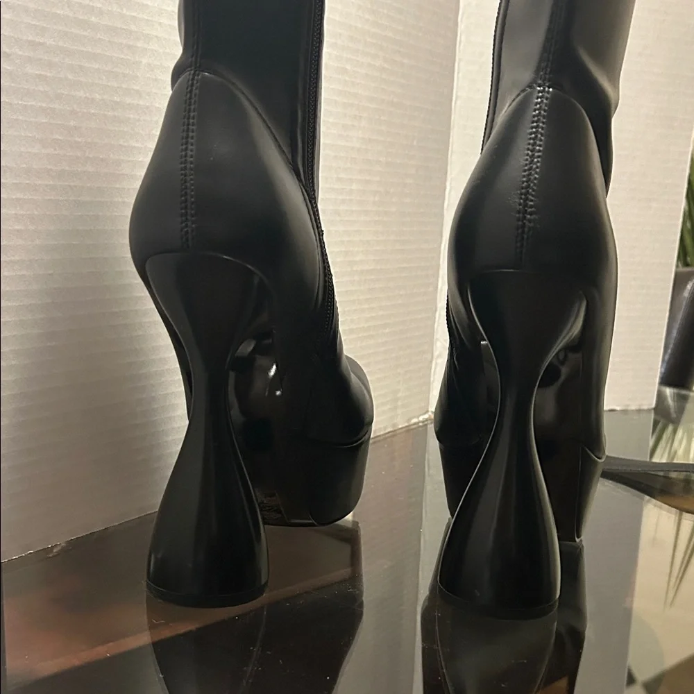 Chic Black Heeled Boots - Picture 3 of 5